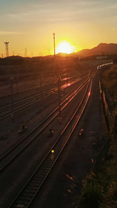 落日下行驶的高铁竖屏和谐号视频