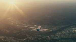 日落时商业飞机的空中飞行21秒视频