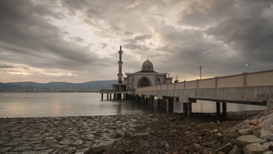 日落天边漂浮的清真寺12秒视频