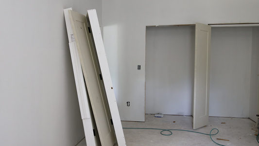 安装室内门用于房间改造改造材料新公寓楼和新公寓大楼视频