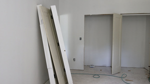 安装室内门用于房间改造材料14秒视频