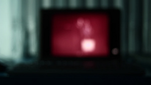 在黑暗中的笔记本电脑屏幕播放恐怖电影11秒视频