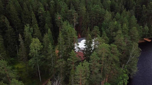 在森林中度假的帐篷国家白色帐篷空中观察视频