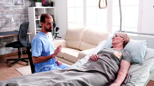 疗养院的医生与老年妇女交谈视频