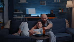 在家快乐的一对情侣在沙发上放松24秒视频