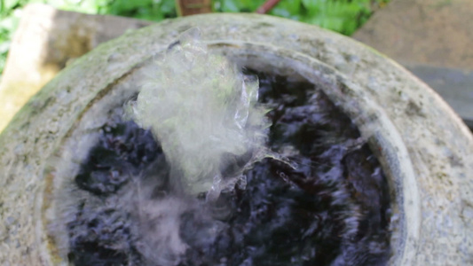 花园水喷泉罐装饰品视频