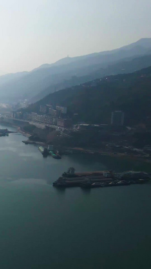 航拍阳光洒在轮船码头长江江面长江三峡44秒视频