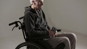 患有孤独症的残疾男性残疾人46秒视频
