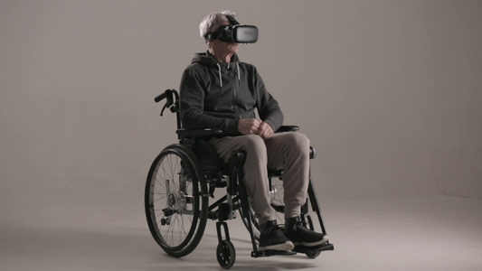 身戴虚拟真人眼镜的残疾人视频