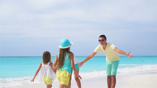 度假的年轻家庭在海滩上玩得很开心慢动作视频