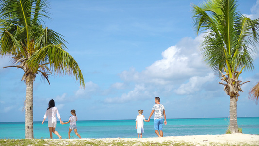 父母有两个孩子的父母在抗古阿岛享受卡西比度假视频