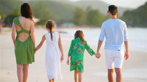 四家人的背面有两个孩子在海滩上走在卡利比恩度假22秒视频