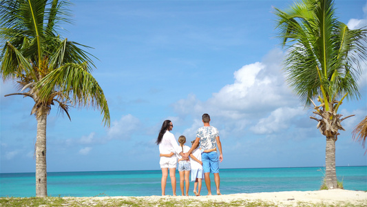 家庭在海边的卡比巴度假视频