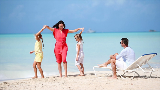 度假的年轻家庭玩得很开心妈妈和她漂亮的孩子们在沙滩视频