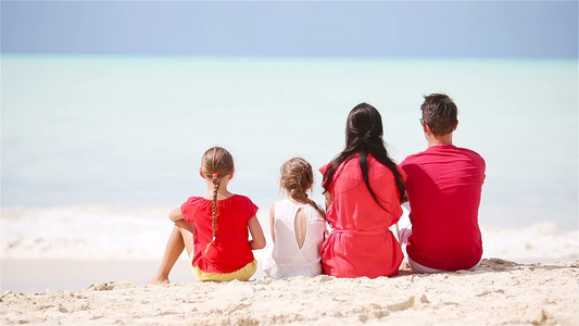 在加勒比海滩度假的年轻家庭的年青家庭视频