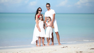 在卡比巴海滩度假的白人小白家庭20秒视频