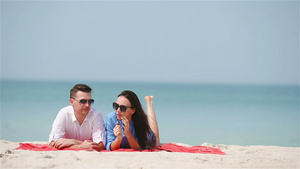 暑假期间在白沙滩上度假的年轻二口家庭17秒视频