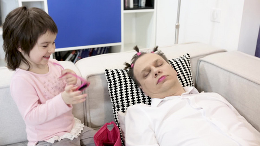 小女儿和睡梦中的父亲一起取笑视频
