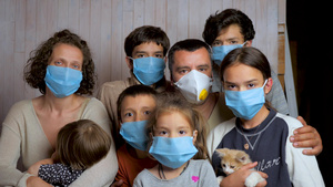一个有六个孩子的家庭戴着口罩合影8秒视频
