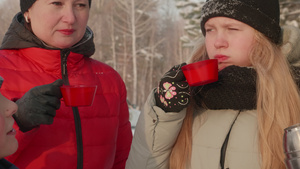 家人在寒冬漫步于雪林中喝热水杯热茶13秒视频