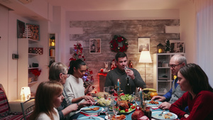 不同年龄的幸福大家庭庆祝圣诞节欢庆圣诞13秒视频