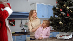 家庭庆祝圣诞节和新年的家庭26秒视频