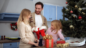家庭庆祝圣诞节和新年的家庭32秒视频