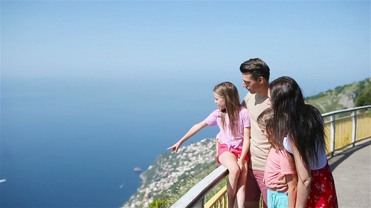 在意大利的暑假4岁的年轻家庭在背景上阿玛菲海岸意大利视频