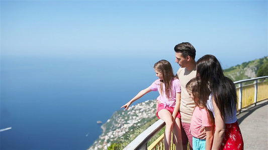 在意大利的暑假4岁的年轻家庭在背景上阿玛菲海岸意大利视频