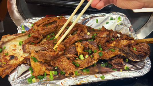 餐饮美食内蒙古美食烤羊腿特色小吃4k素材视频