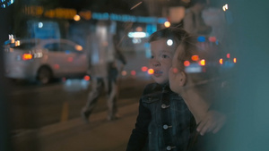 女子和男童在等公共汽车38秒视频