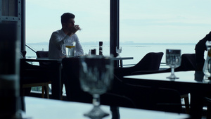 在豪华餐厅海景中度过午餐时间的魅力商务人士14秒视频