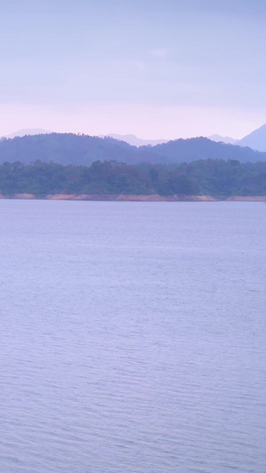 清晨宁静的湖面上驾驶着渔船外出扑鱼的渔民原生态30秒视频