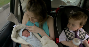 母亲和两名孩子在汽车中9秒视频