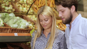 夫妻在超市蔬菜区买菜12秒视频