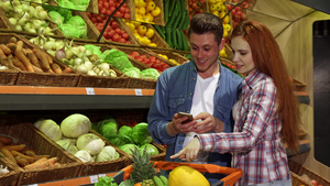 一对夫妇讨论超市智能手机购物清单19秒视频