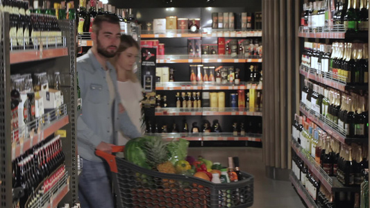 夫妻在超市时选择酒精视频