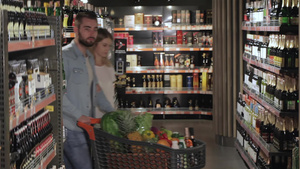 夫妻在超市时选择饮料22秒视频