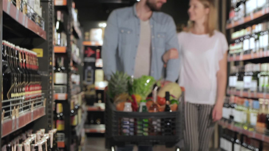 在超市购物的情侣视频
