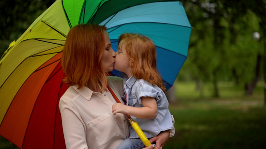 自然染色伞下的母亲和女孩视频