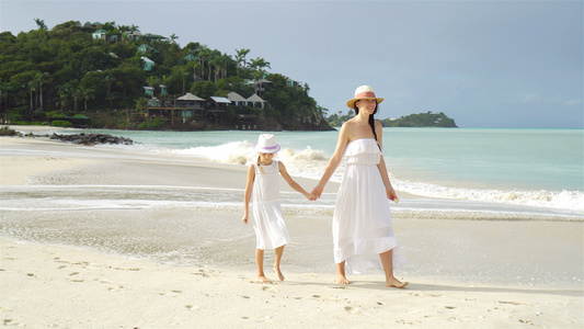 美丽的母亲和女儿在Caribbean海滩上家庭在海滩视频