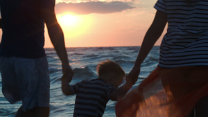 日落时三个幸福家庭在海上跳舞15秒视频