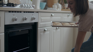 女人在烤箱里放烘烤19秒视频