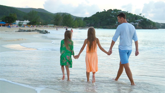 享受海滩夏季热带度假的家庭在海边散步慢动作慢动作视频