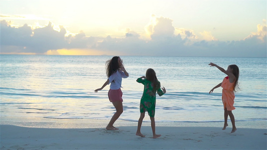 享受海滩夏季热带假期的母亲和孩子一家人在白色的沙滩视频
