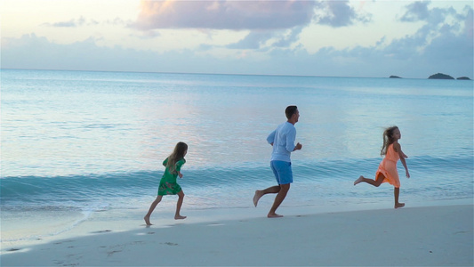 享受沙滩夏季热带度假的婴儿和孩子慢动作视频