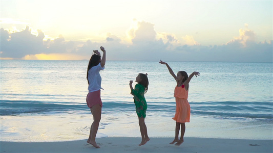 享受海滩夏季热带假期的母亲和孩子一家人在白色的沙滩视频