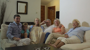 家庭在电视上观看运动比赛59秒视频