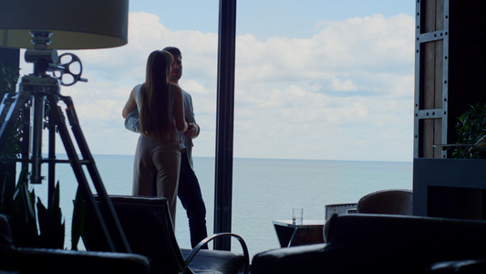 在酒店欣赏海景的感性情侣视频