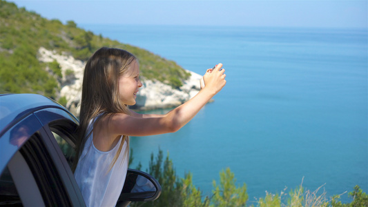 小女孩乘车旅行度假汽车背景美景景观等视频